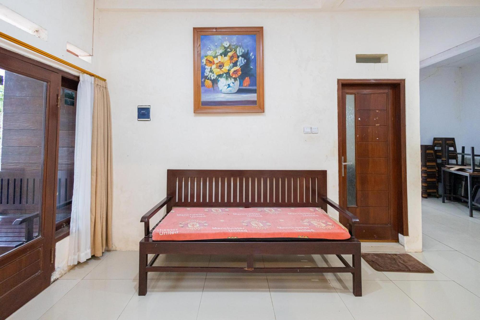 Reddoorz Syariah At Wisma Djokorio Poncokusumo Malang Ngoại thất bức ảnh