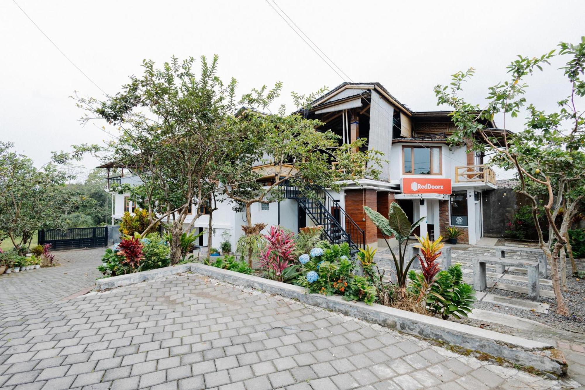 Reddoorz Syariah At Wisma Djokorio Poncokusumo Malang Ngoại thất bức ảnh