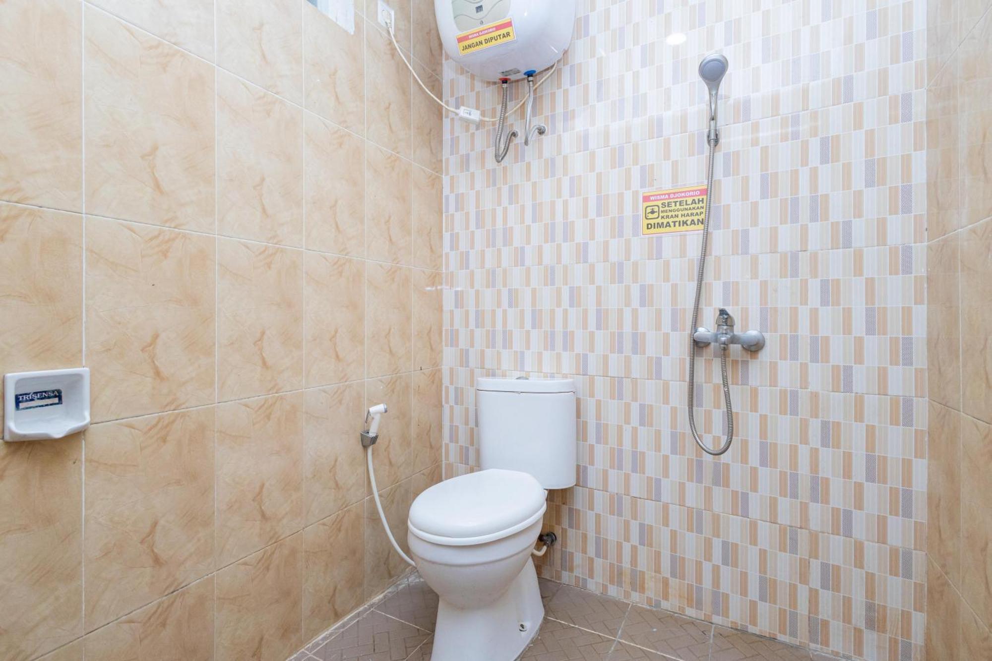 Reddoorz Syariah At Wisma Djokorio Poncokusumo Malang Ngoại thất bức ảnh