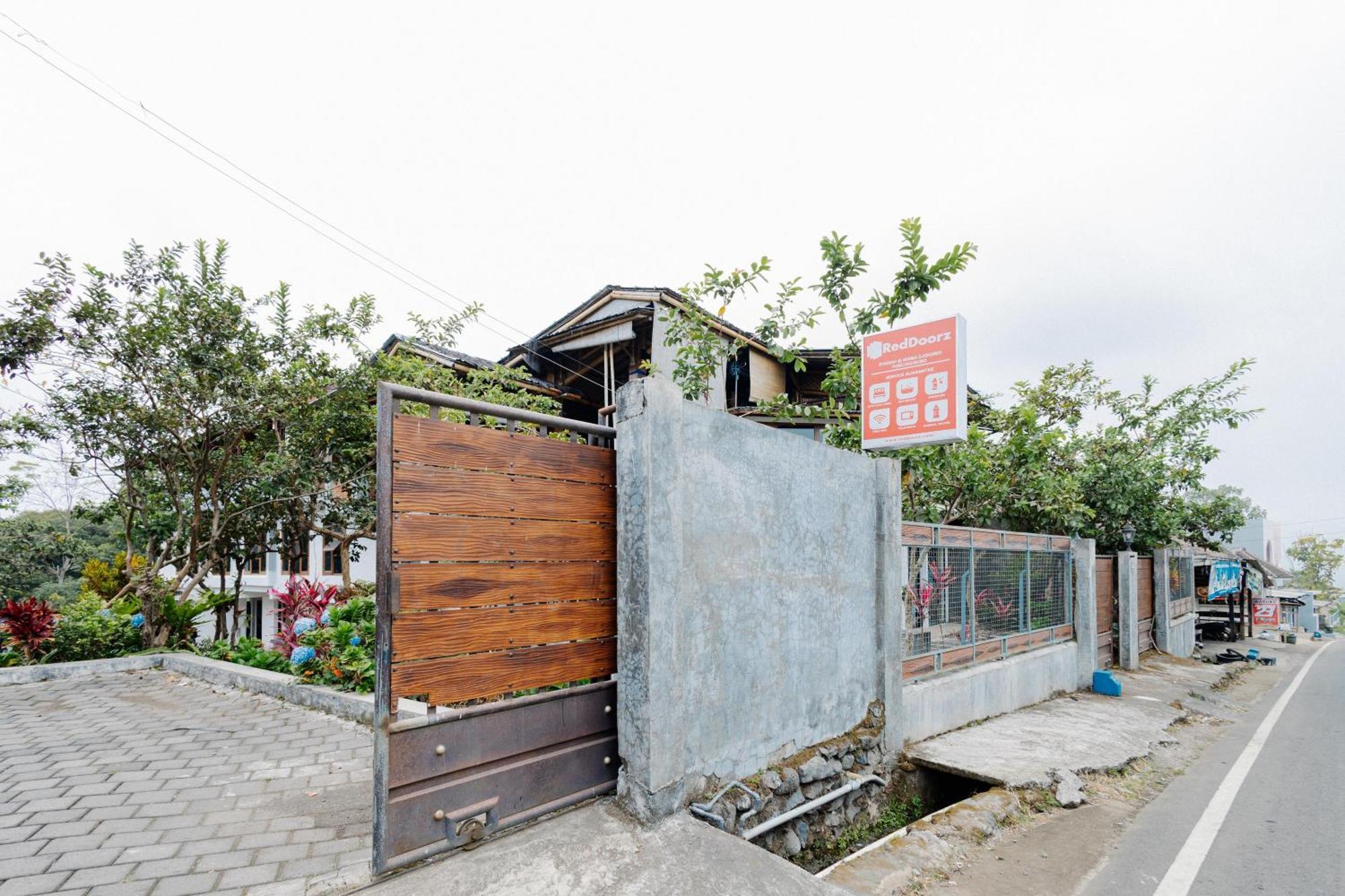 Reddoorz Syariah At Wisma Djokorio Poncokusumo Malang Ngoại thất bức ảnh