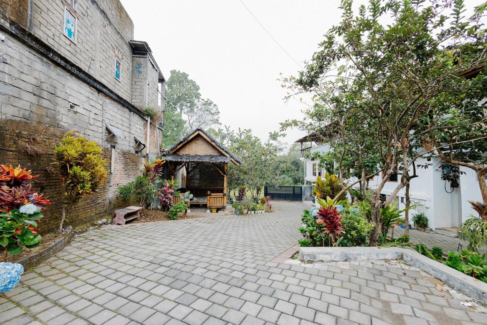 Reddoorz Syariah At Wisma Djokorio Poncokusumo Malang Ngoại thất bức ảnh