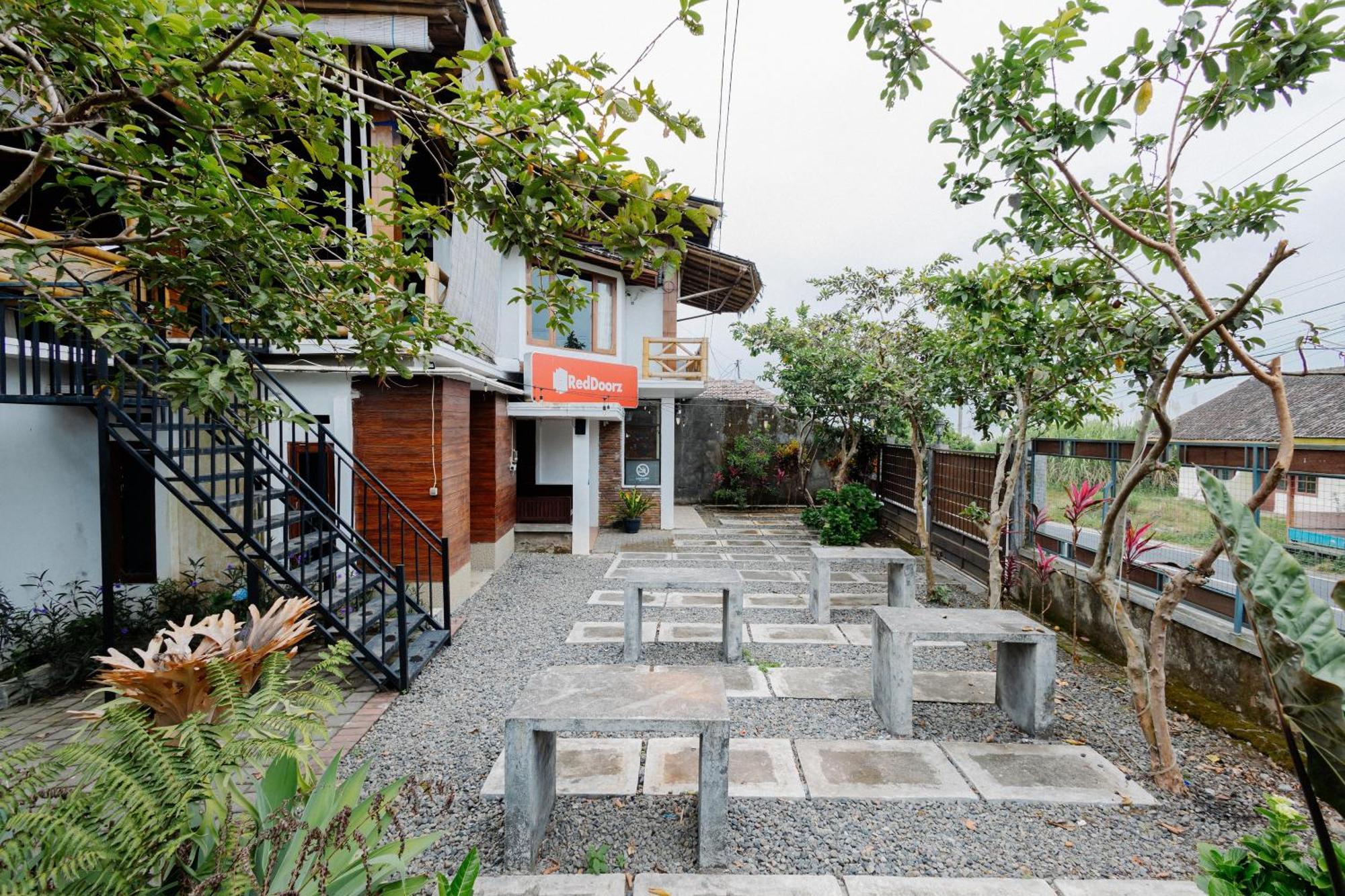 Reddoorz Syariah At Wisma Djokorio Poncokusumo Malang Ngoại thất bức ảnh