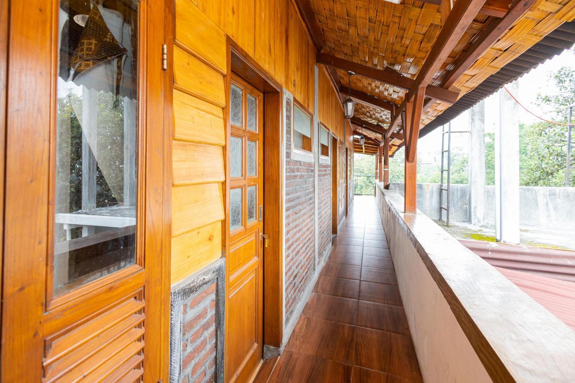 Reddoorz Syariah At Wisma Djokorio Poncokusumo Malang Ngoại thất bức ảnh