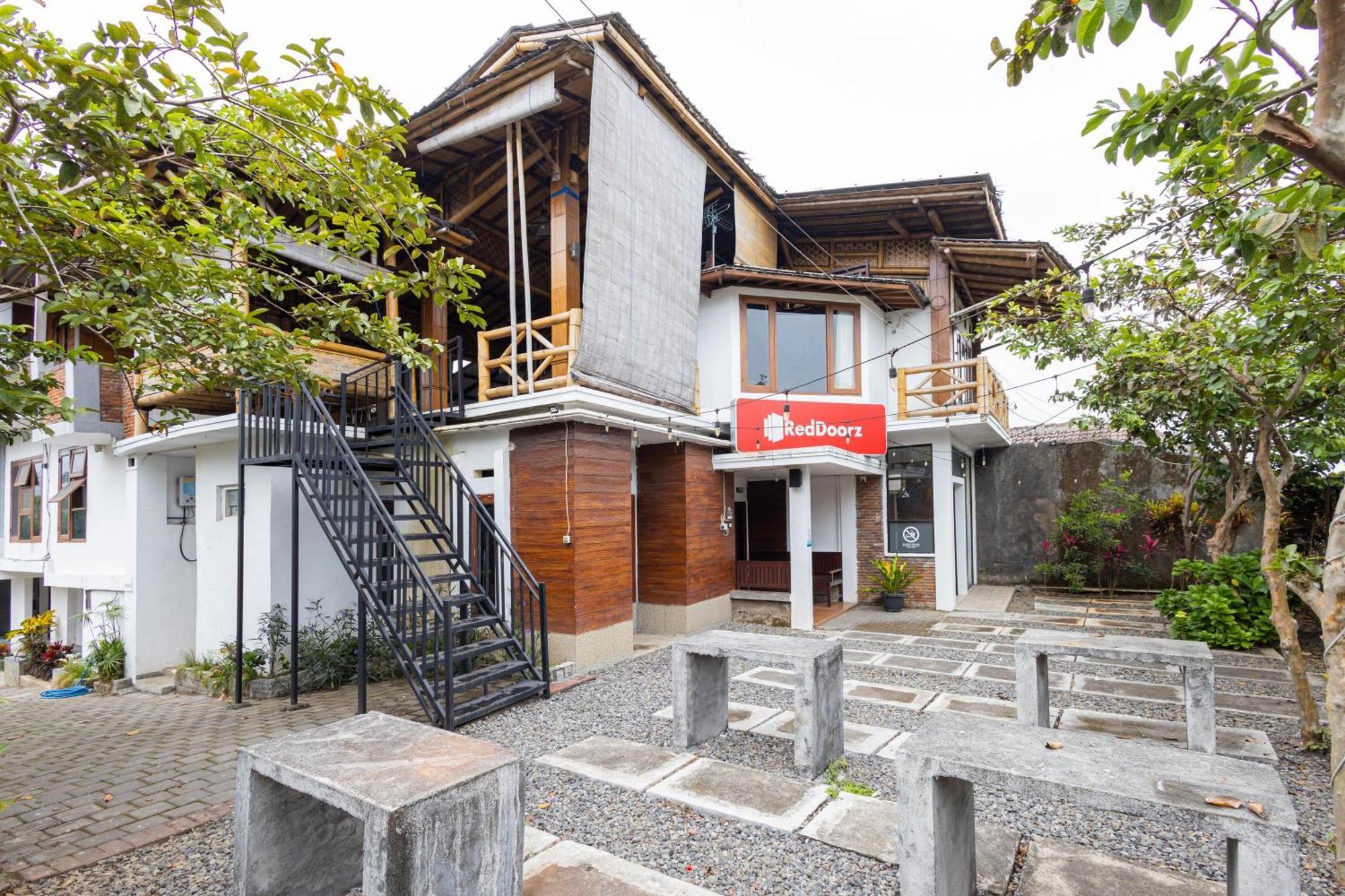 Reddoorz Syariah At Wisma Djokorio Poncokusumo Malang Ngoại thất bức ảnh