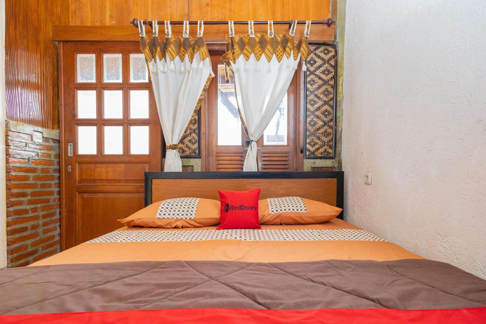 Reddoorz Syariah At Wisma Djokorio Poncokusumo Malang Ngoại thất bức ảnh