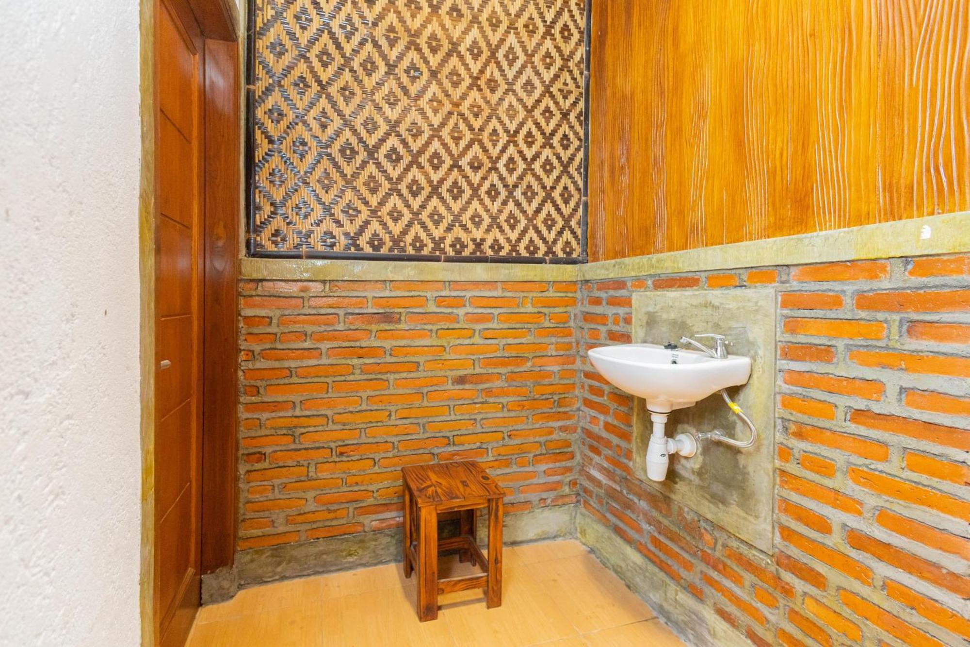 Reddoorz Syariah At Wisma Djokorio Poncokusumo Malang Ngoại thất bức ảnh