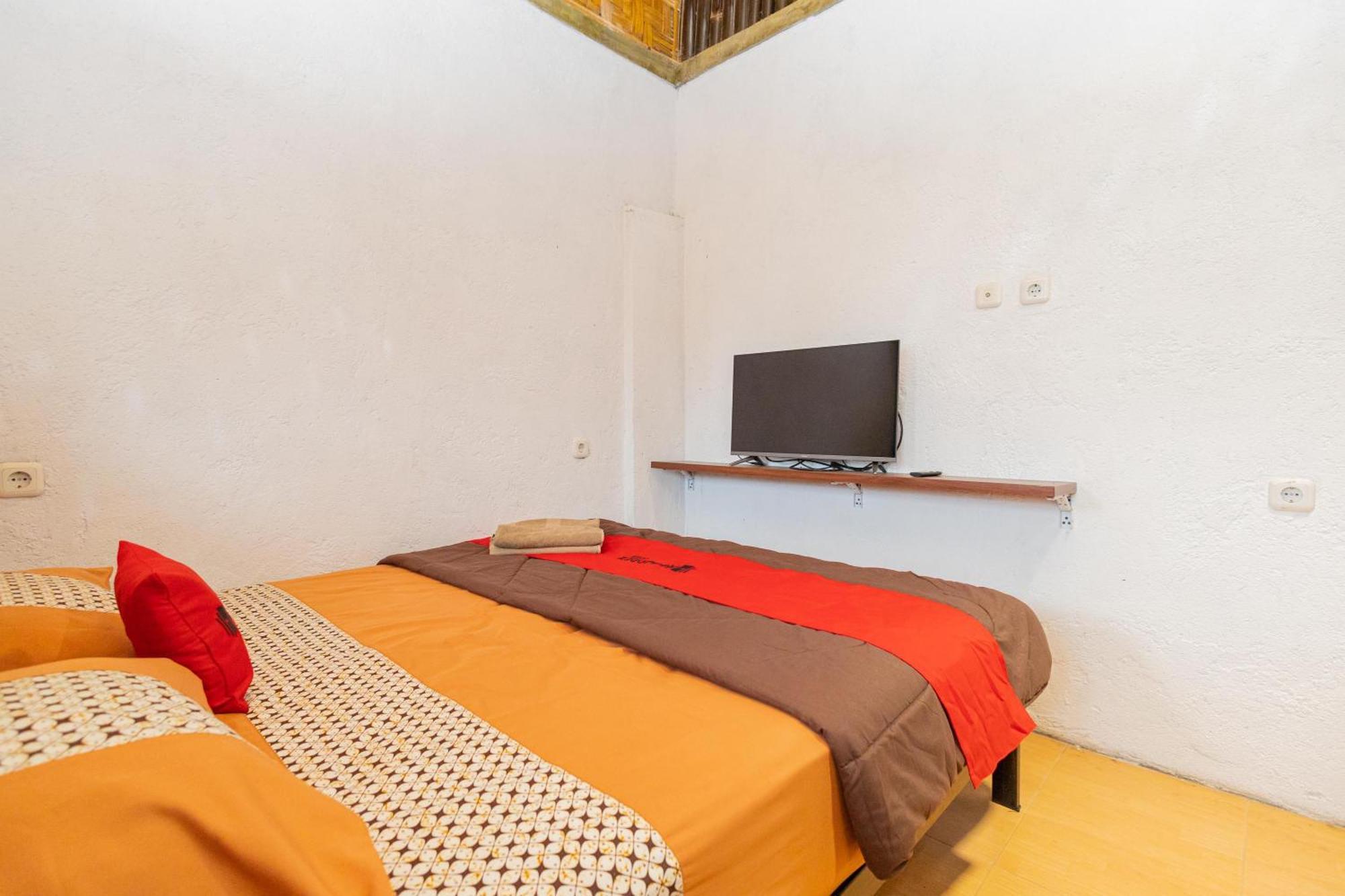 Reddoorz Syariah At Wisma Djokorio Poncokusumo Malang Ngoại thất bức ảnh