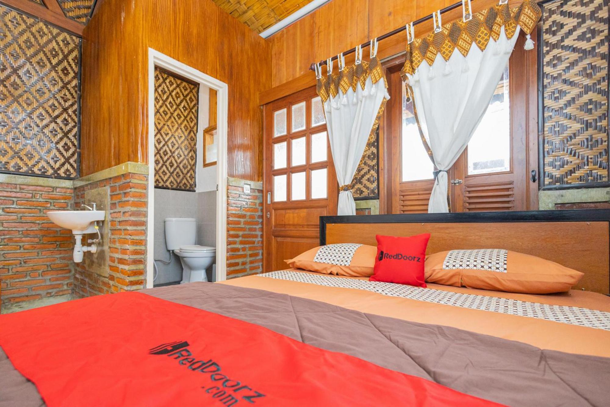 Reddoorz Syariah At Wisma Djokorio Poncokusumo Malang Ngoại thất bức ảnh